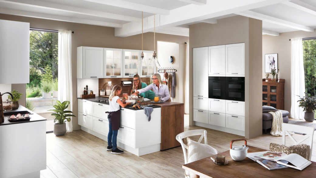 Votre cuisine sur mesure de style cottage blanche et bois￼