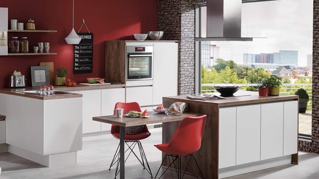 Une cuisine moderne sur mesure avec de nombreux rangements￼