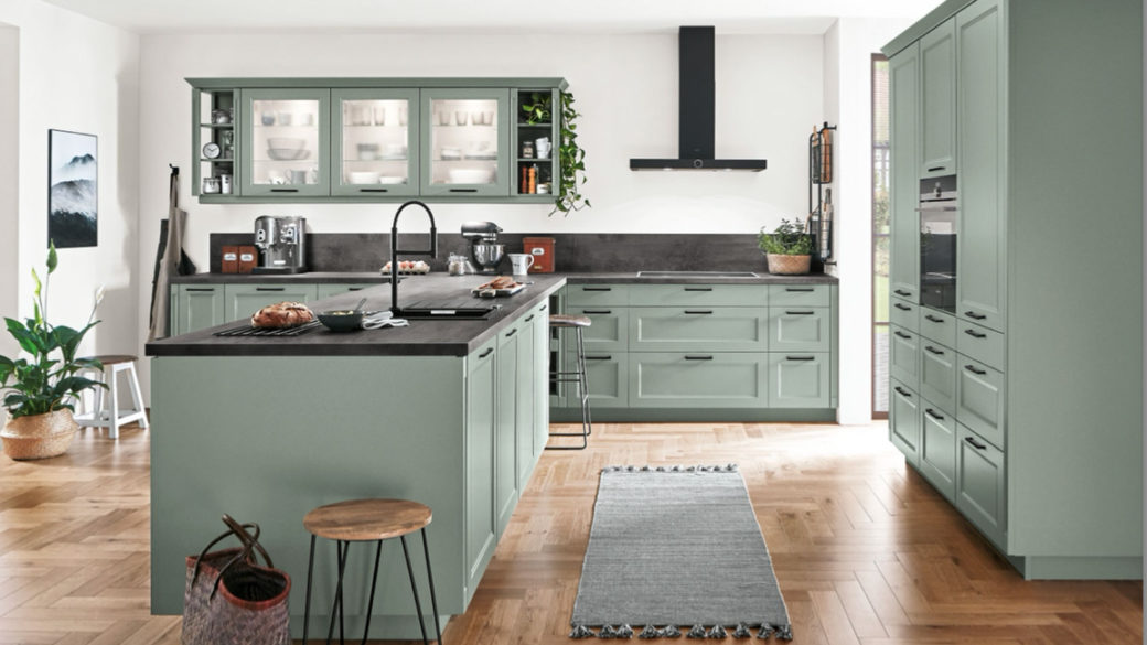 Une cuisine de maison de campagne colorée sur mesure près de Montélimar￼