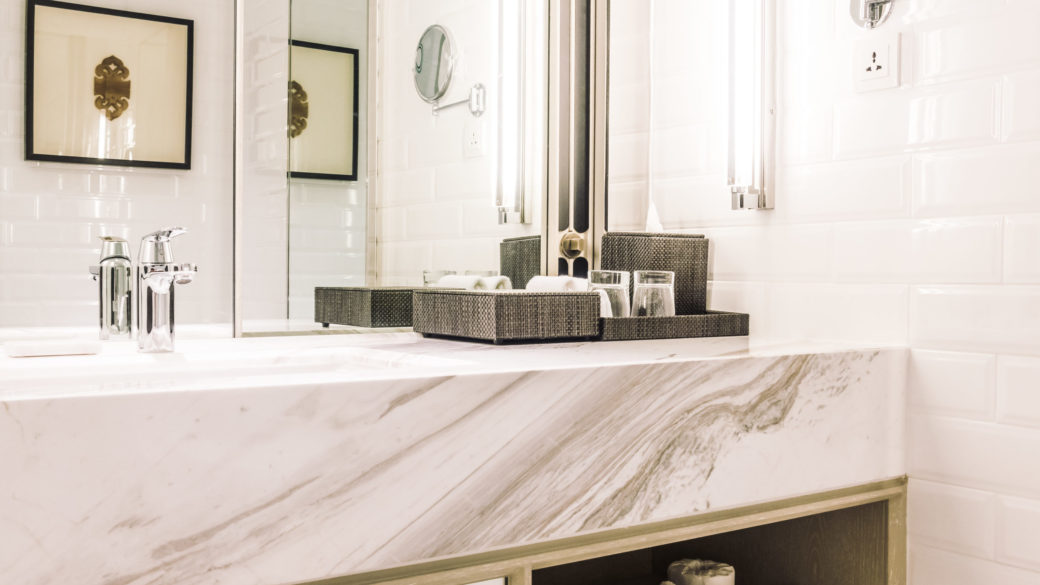 Salle de bain moderne : optez pour le marbre pour habiller votre pièce avec élégance près d’Orange