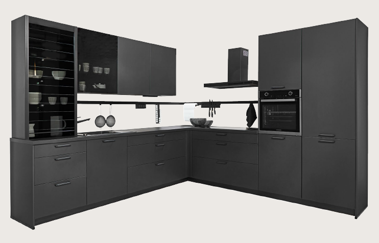 Cuisine moderne et design : optez pour notre modèle « black édition » pour une cuisine noir totalement sur mesure￼