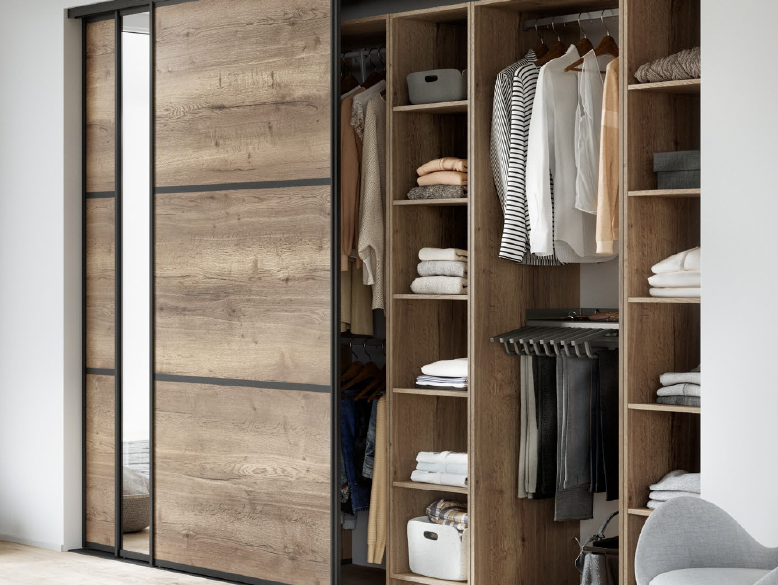 Dressing sur mesure moderne : optez pour la combinaison gris, bois et métal avec vos experts en conception décoration d’intérieur.￼