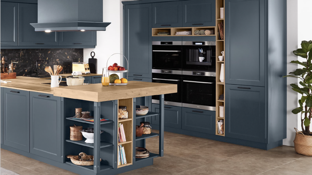 Cuisine colorée sur-mesure pour votre maison de campagne moderne : offrez-vous les services des cuisinistes Les Cuisines Campillo￼