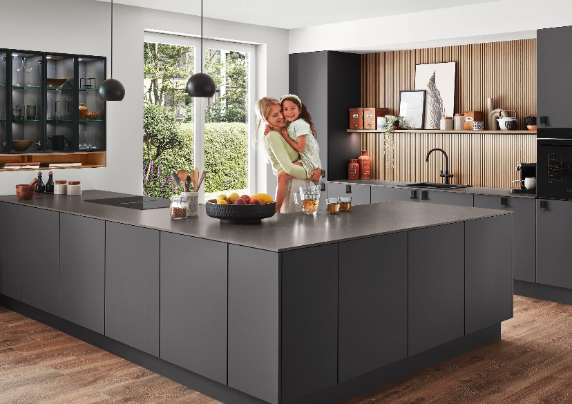 Cuisine sur mesure moderne et tendance 2024 avec votre cuisiniste Les Cuisines Campillo dans le Sud de la Drôme.￼