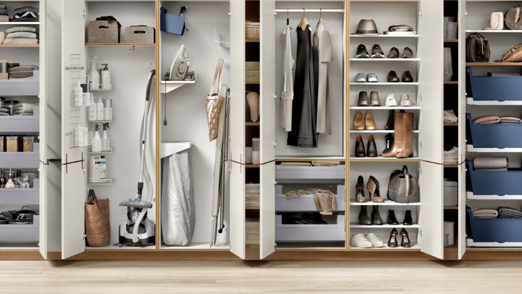 Des rangements sur-mesure pour votre buanderie chez Cuisines Campillo.￼