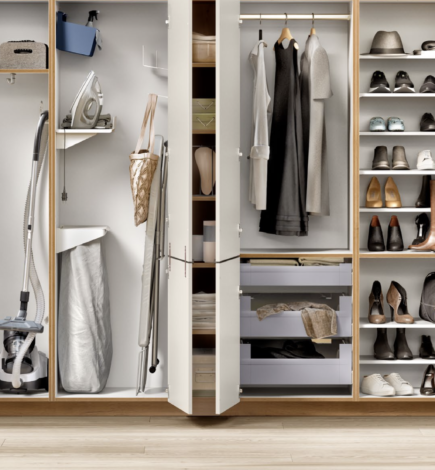 Des rangements sur-mesure pour votre buanderie chez Cuisines Campillo.￼