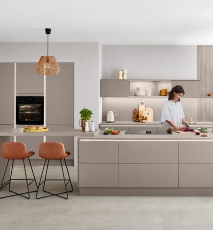 Cuisine design beige épurée : sur mesure dans la Drôme￼